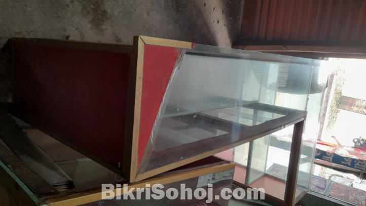 কাঠ ও গ্লাসের সমন্বয়ে তৈরি অত্যন্ত শক্তিশালী একটি রেক।